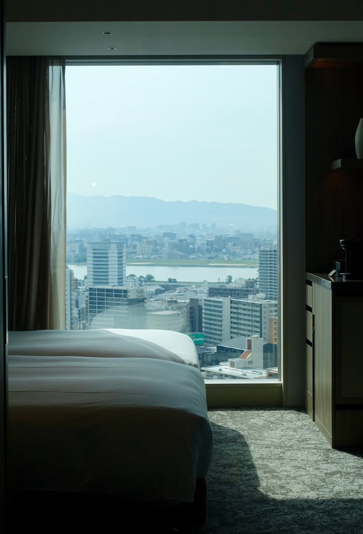 必須說，現在的大阪，日本其他城市真的很難超越。全世界乘客數量第4名的JR大阪車站，沒有選擇將站前塞滿大樓，而是打造了「梅田北公園」大片綠地！